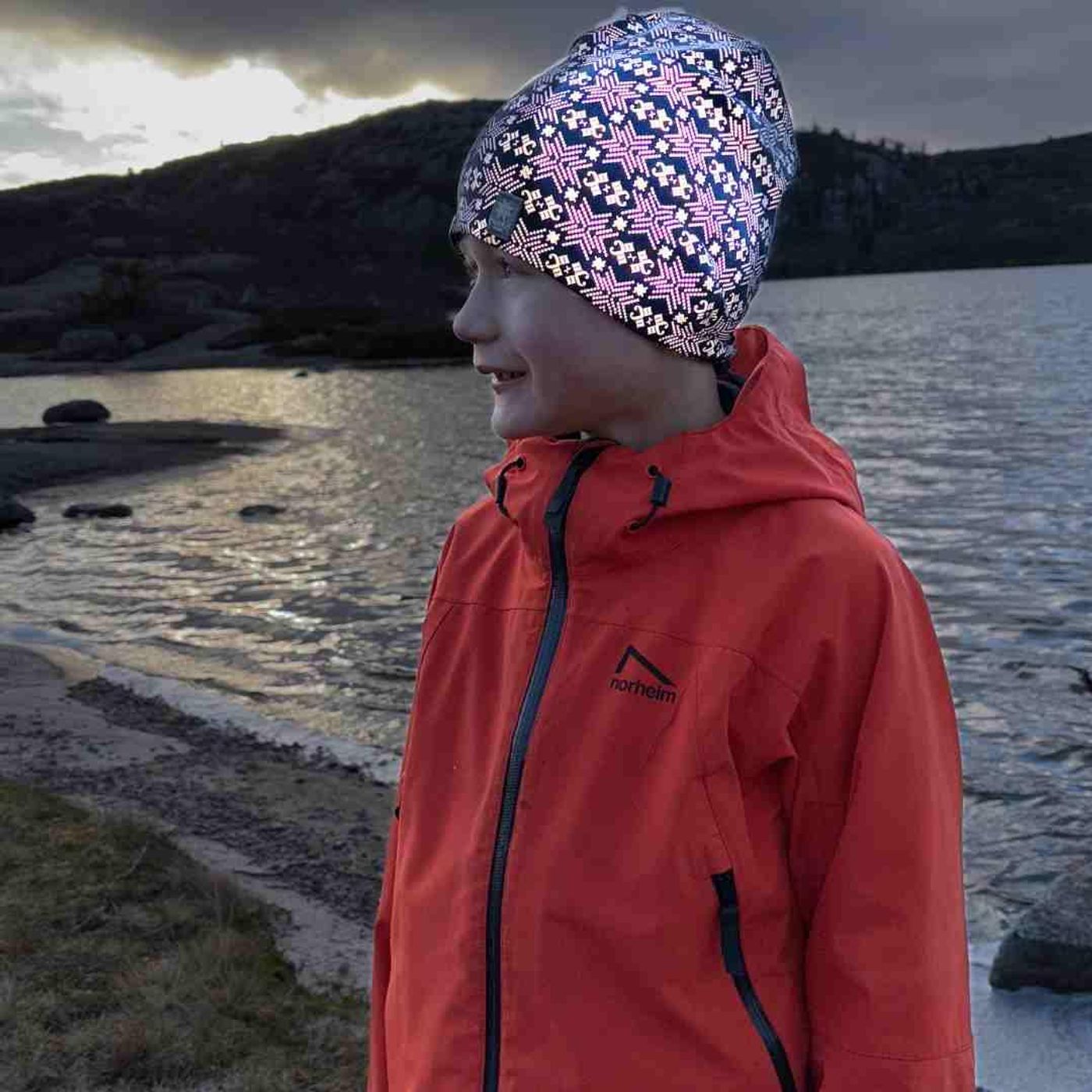 Morild Glitre Junior resirkulert lue med refleks, hvit