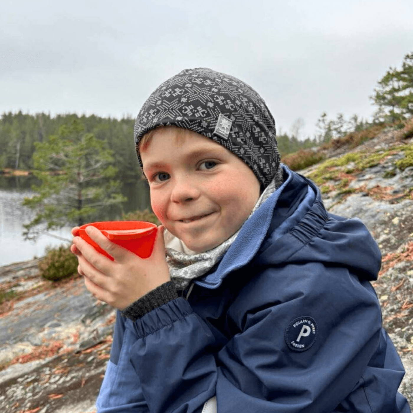 Morild Glitre Junior resirkulert lue med refleks, sort