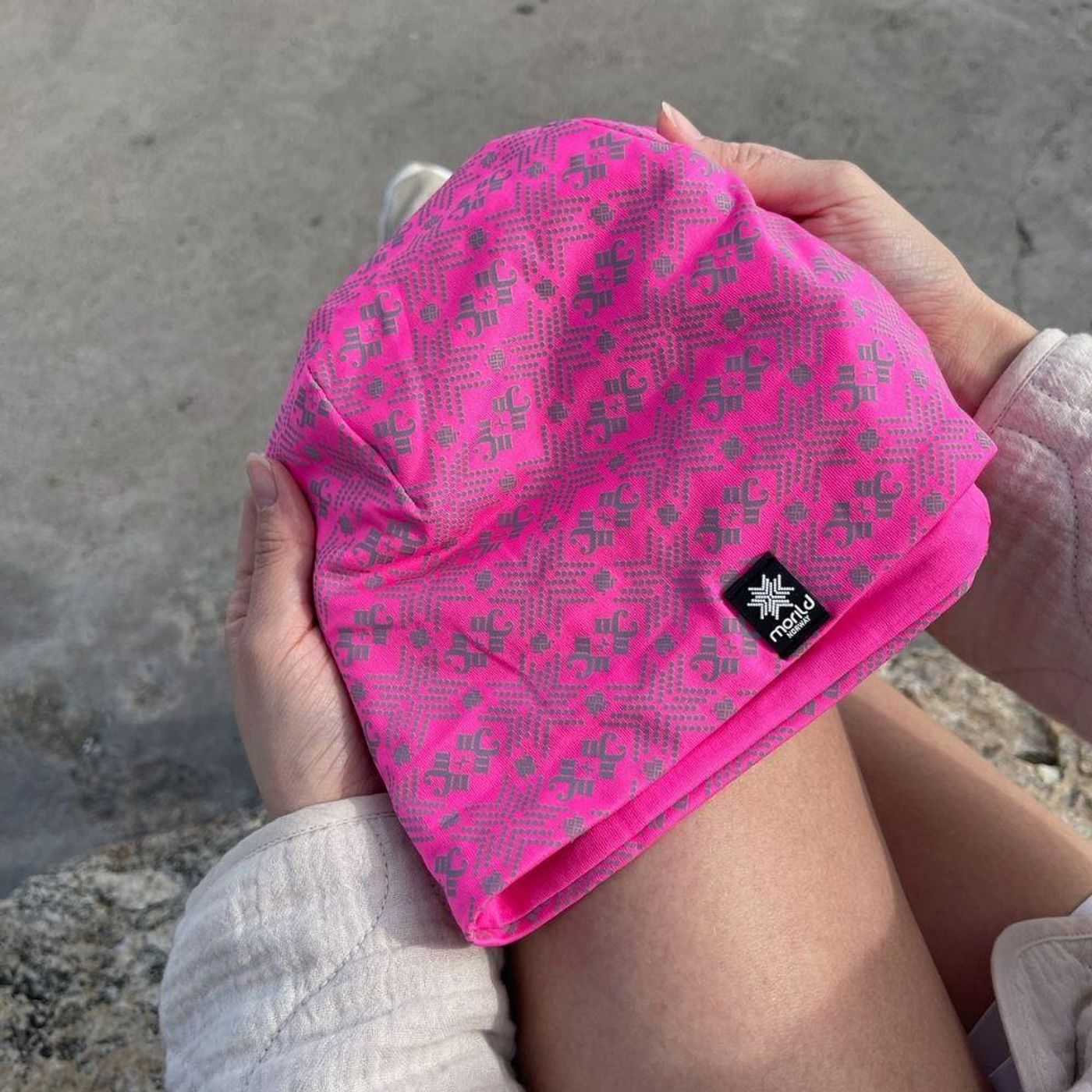 Morild Glitre resirkulert lue med refleks, neon rosa